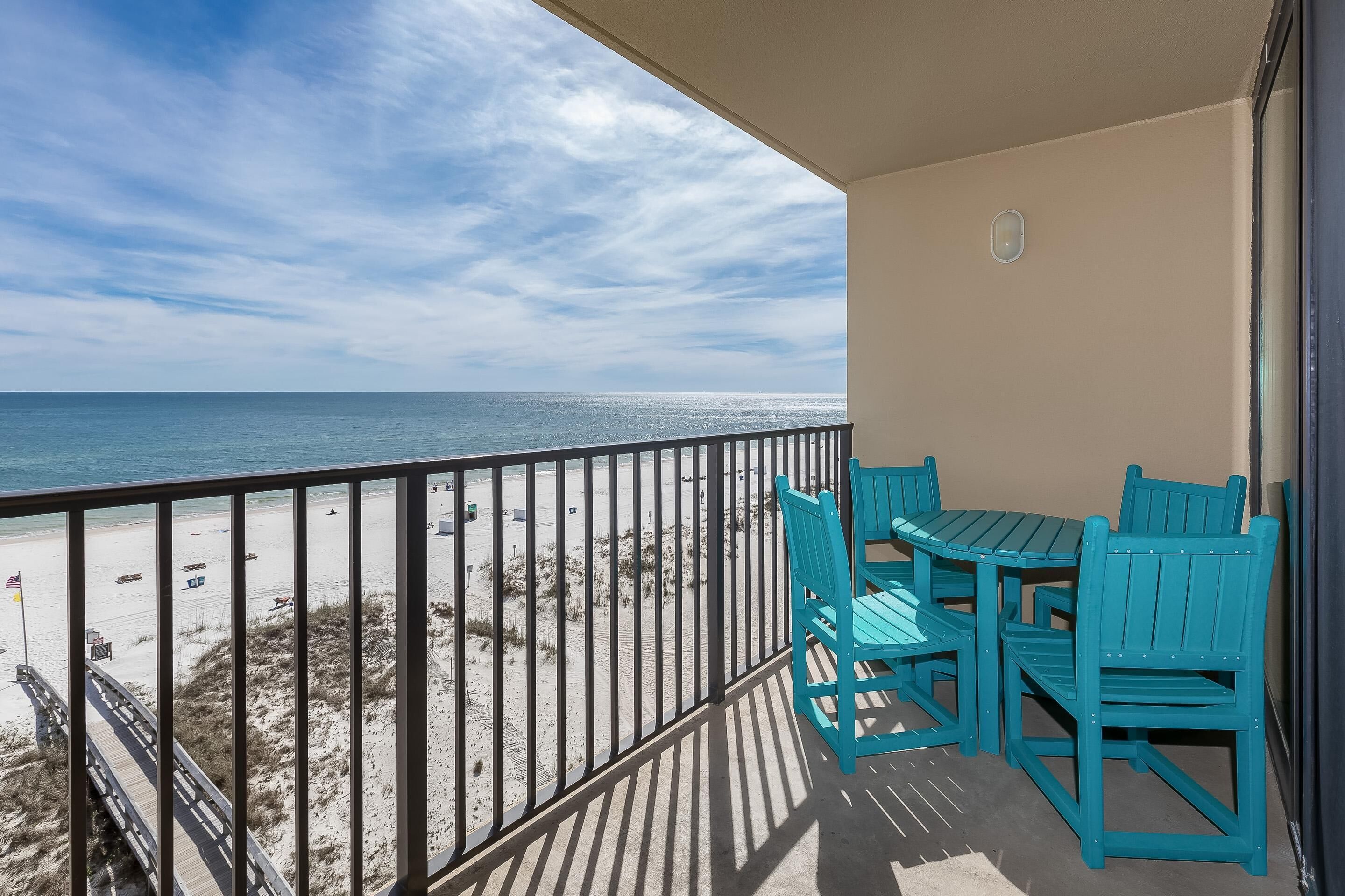 Un balcone con vista sulla spiaggia e sull'oceano.