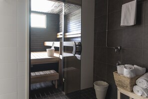 Apartemen Superior, 3 kamar tidur, Bebas Asap Rokok, sauna | Shower kamar mandi