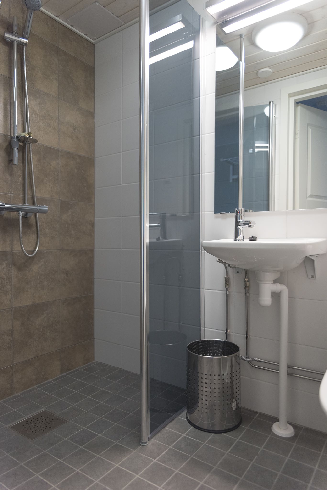 standard single room | bathroom | shower, free toiletries, hair dryer, towels
