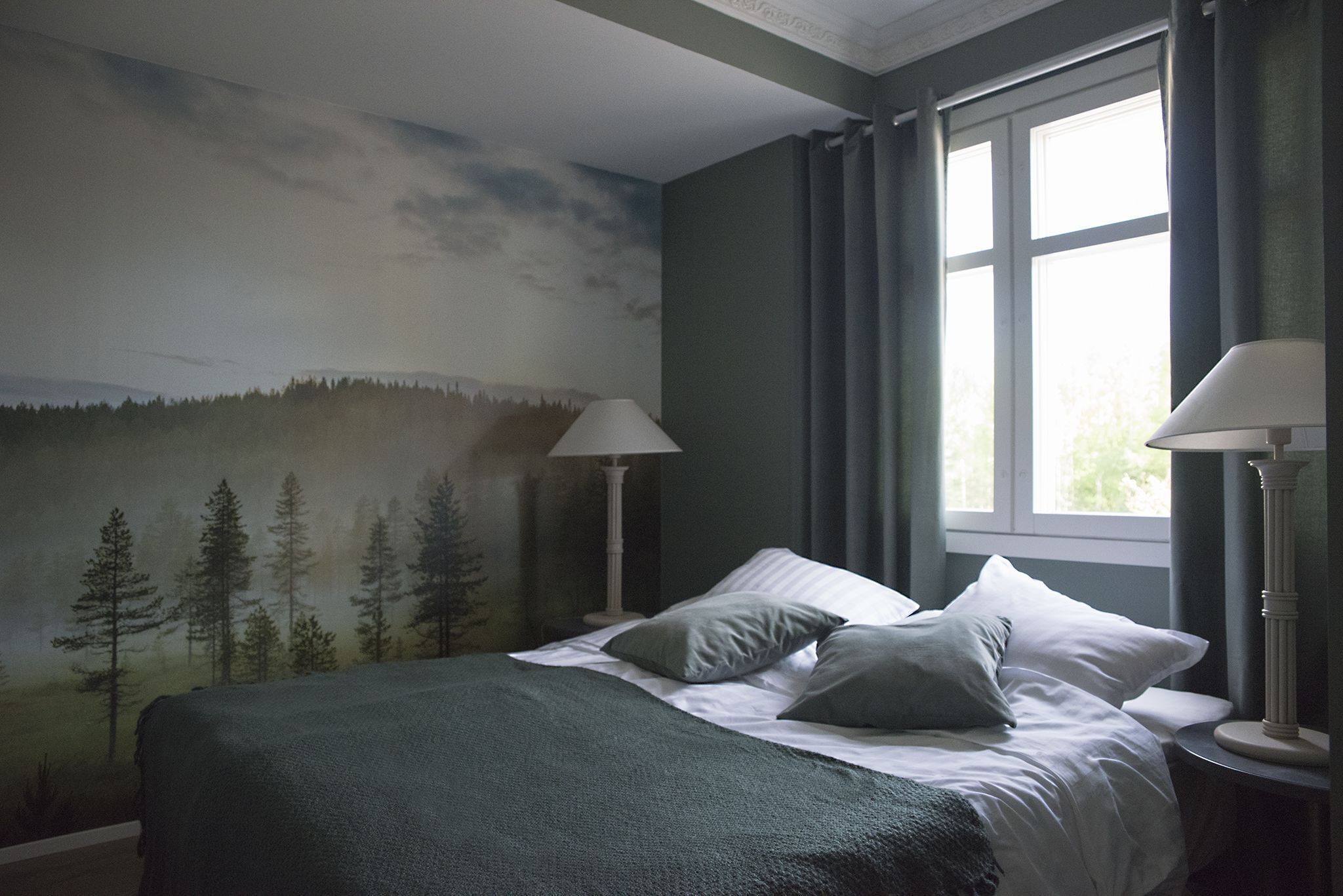 Tabla de planchar con plancha, wifi gratis y ropa de cama 