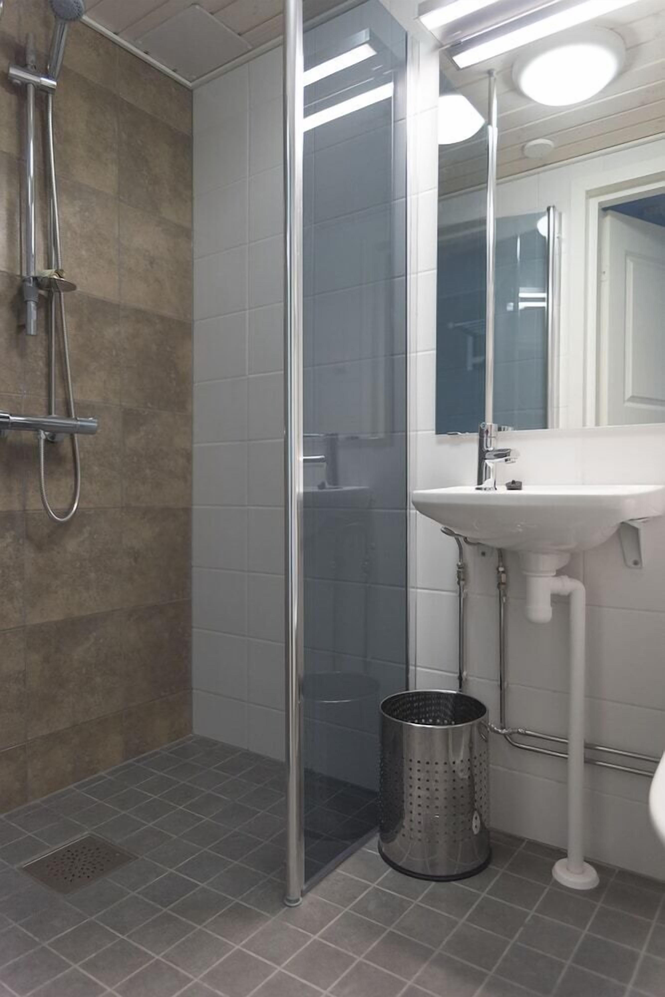 Baño | Ducha, artículos de higiene personal gratuitos y secador de pelo