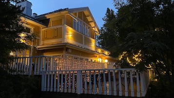 Voorkant accommodatie - avond/nacht