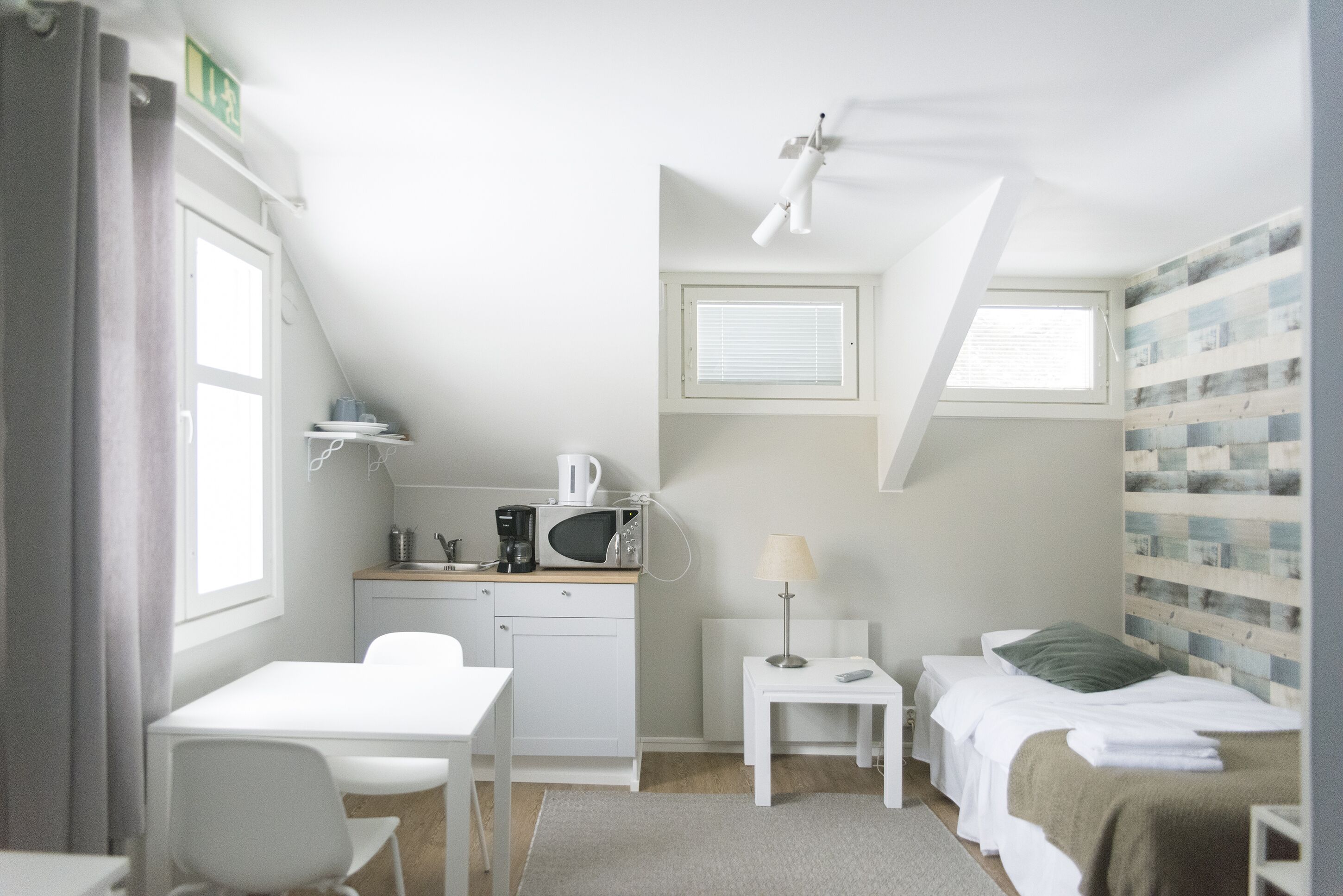 single room (traveler) | private kitchenette | fridge, microwave