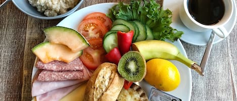 Free daily buffet breakfast