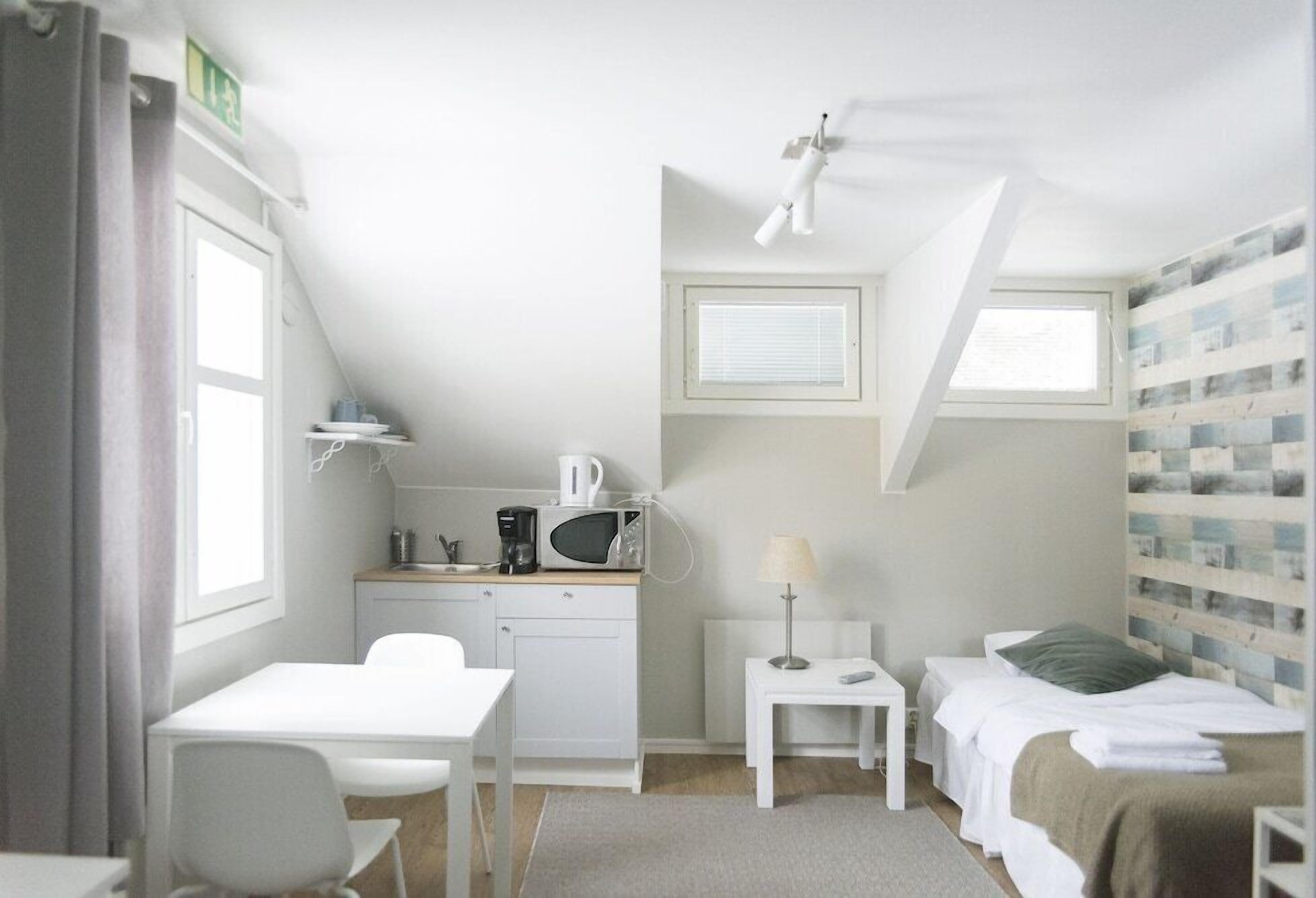 Tabla de planchar con plancha, wifi gratis, ropa de cama