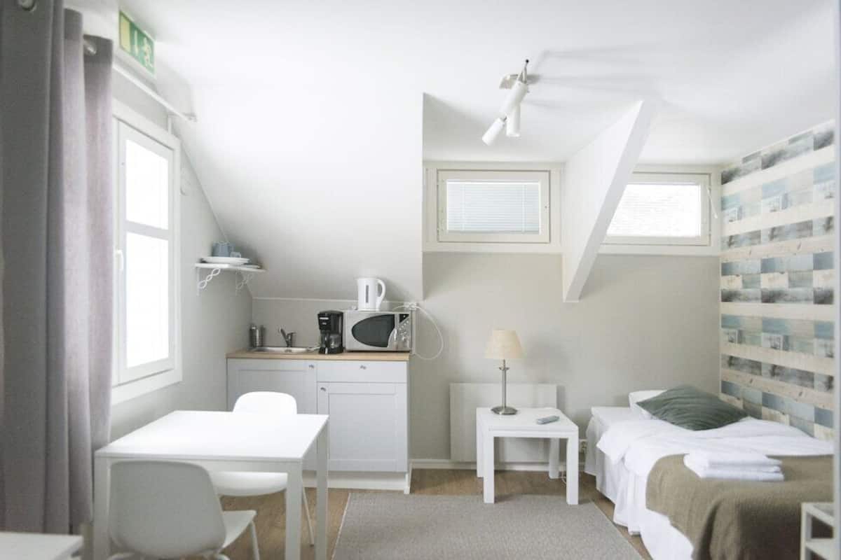 Tabla de planchar con plancha, wifi gratis, ropa de cama