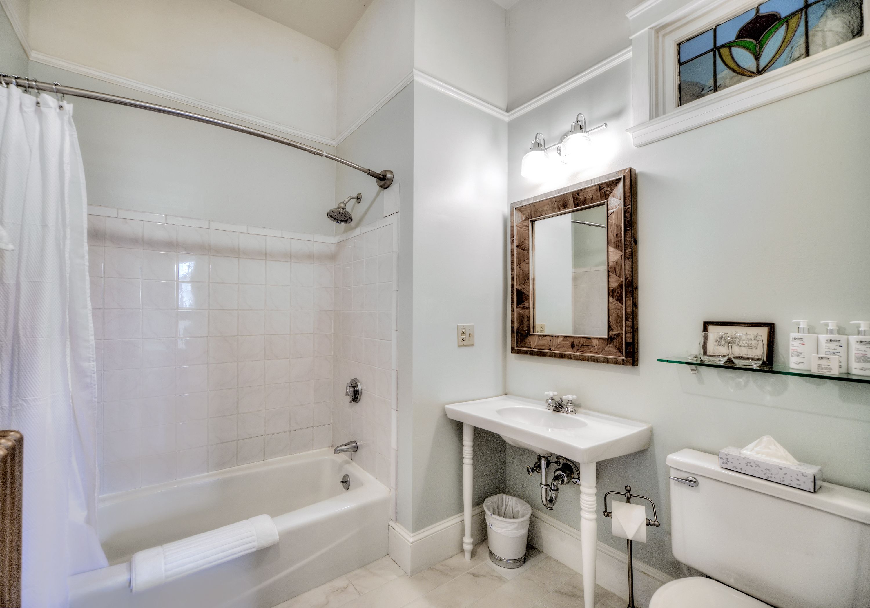 Un baño con bañera, lavamanos, inodoro y ducha.