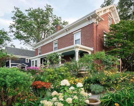 Jardim. The Water Street Inn