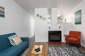 Traditional Apartment, 2 Bedrooms, Non Smoking, Kitchen | Living area