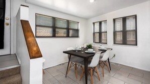 Traditional-Apartment, 2 Schlafzimmer, Nichtraucher, Küche | Essbereich im Zimmer