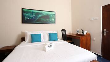 Deluxe kamer, 1 twee- of 2 eenpersoonsbedden, 1 queensize bed, niet-roken | Een bureau, gratis wifi