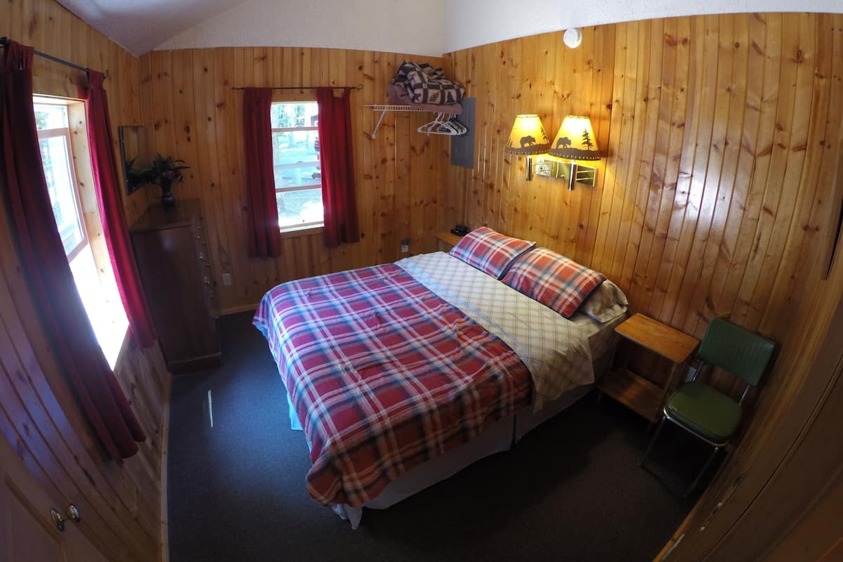 Cabin, 2 Bedrooms, Fireplace, Lake View (Oakwood) | Free WiFi