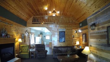 Cabin, 2 Bedrooms with Loft, Lake View  (Maplewood) | Living area