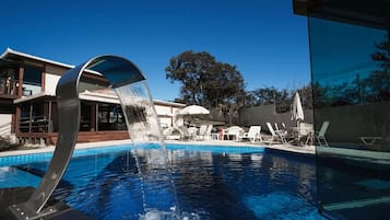 2 piscinas externas, guarda-sóis, espreguiçadeiras