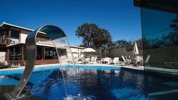 2 piscines extérieures, parasols de plage, chaises longues