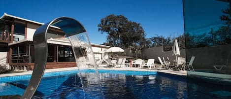 2 piscines extérieures, parasols de plage, chaises longues