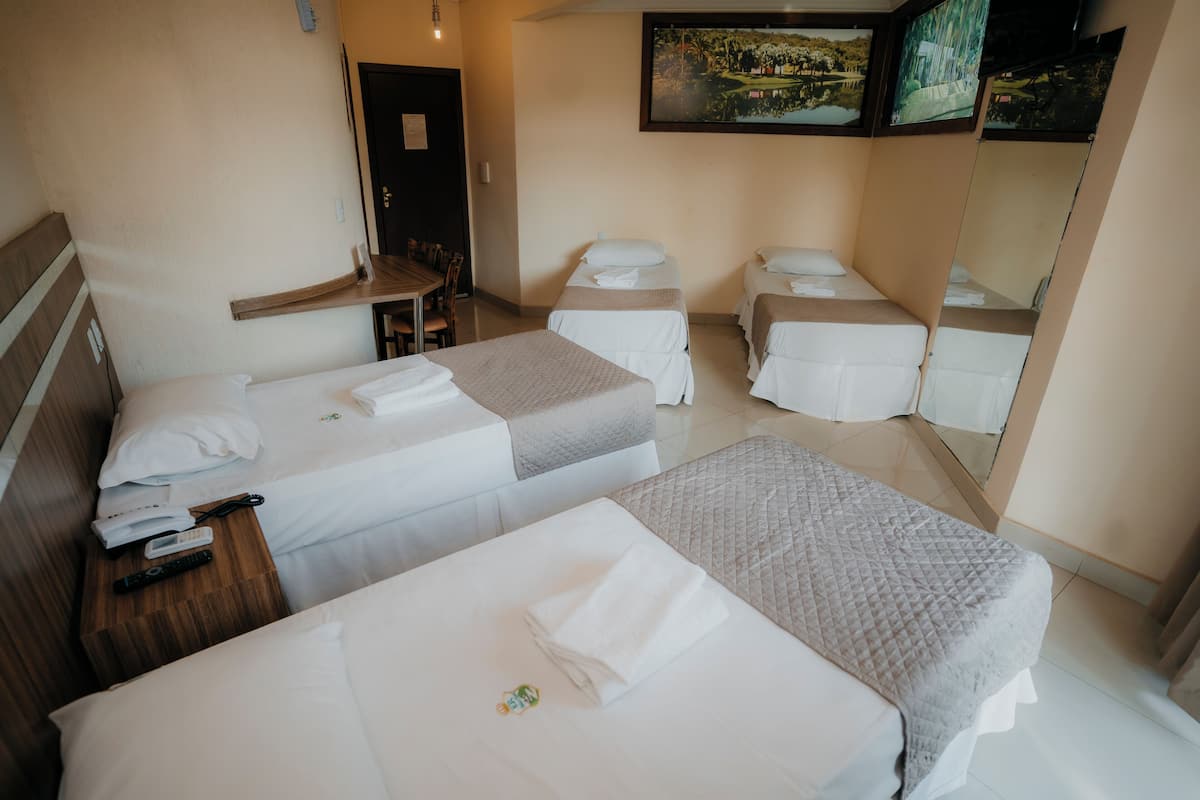 Chambre Quadruple Deluxe | 1 chambre, minibar, rideaux occultants, Wi-Fi gratuit