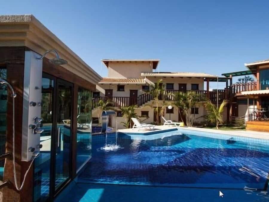 2 piscines extérieures, parasols de plage, chaises longues