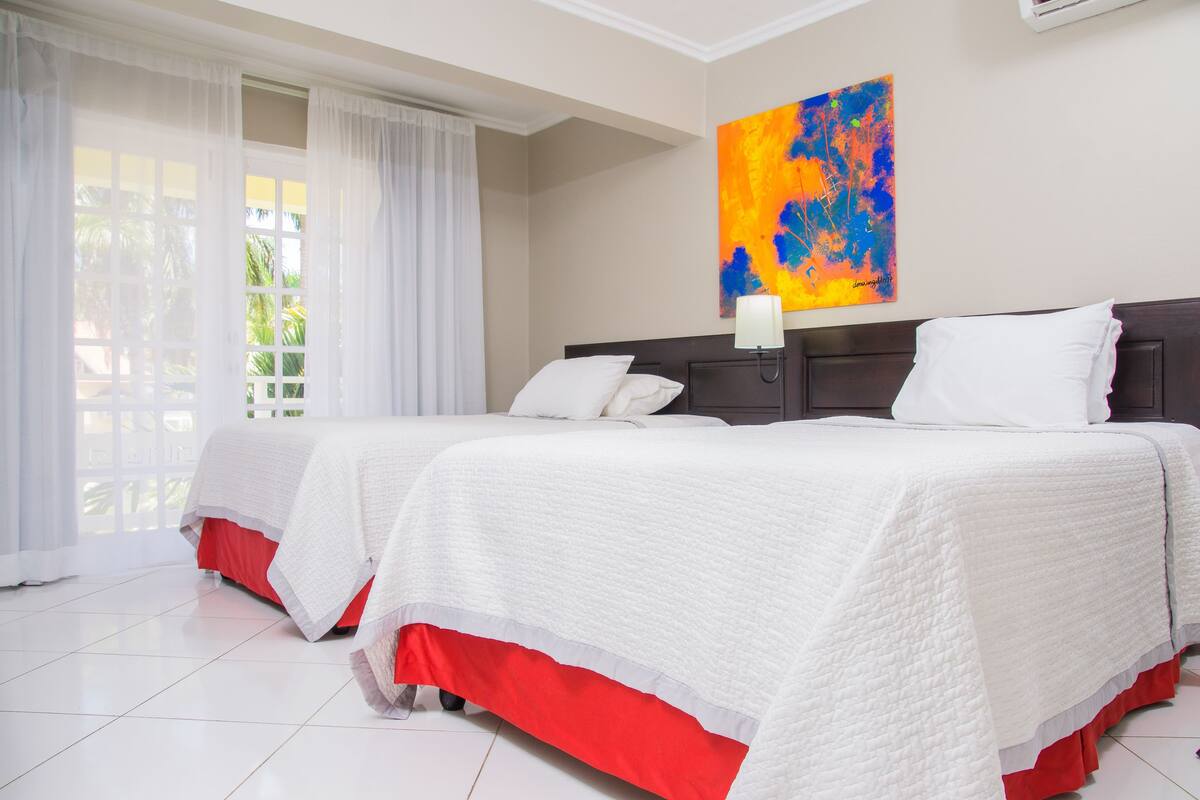 Phòng Suite Junior, 1 phòng ngủ, quang cảnh một góc biển | Két bảo mật tại phòng, bàn, màn/rèm cản sáng, bàn ủi/dụng cụ ủi quần áo 