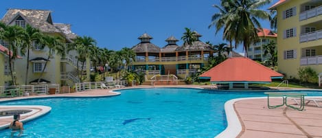 Una piscina al aire libre