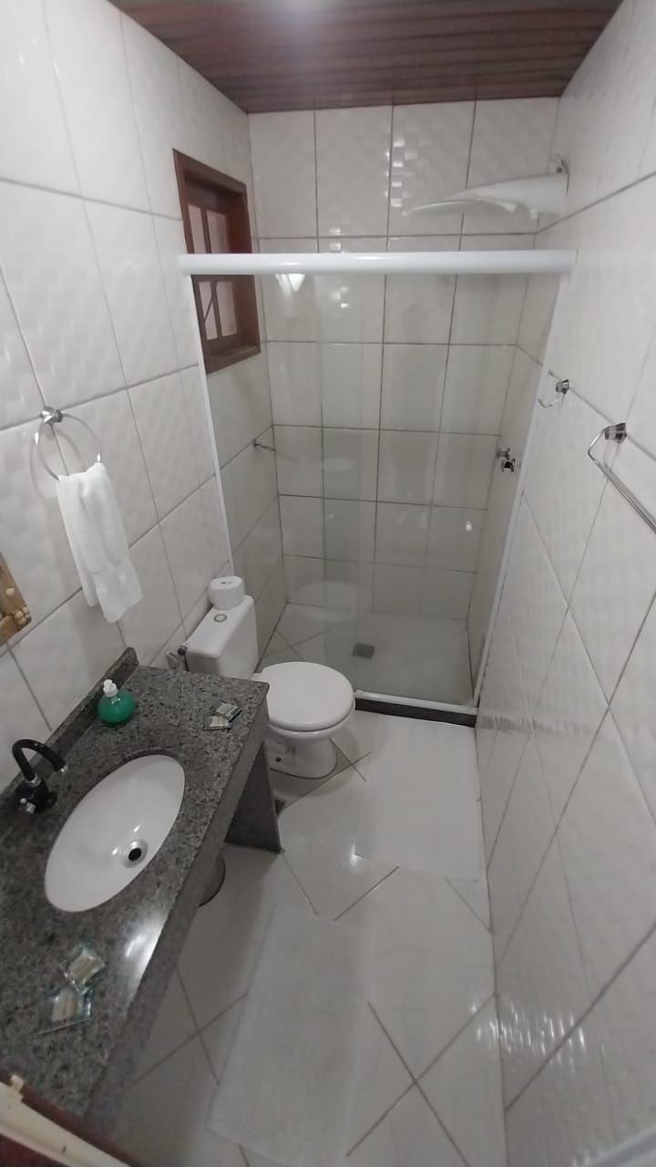 Un baño con ducha, inodoro y lavamanos.
