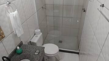 Un baño con ducha, inodoro y lavamanos.