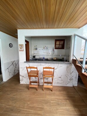 Bar au bord de la piscine