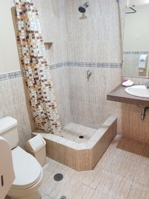 淋浴设施、大花洒淋浴喷头、免费洗浴用品、吹风机