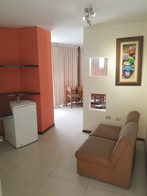 套房 (Principal) | 迷你吧、客房内保险箱、办公桌、免费 WiFi