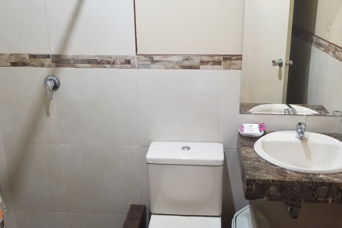 Douche, douche à « effet pluie », articles de toilette gratuits