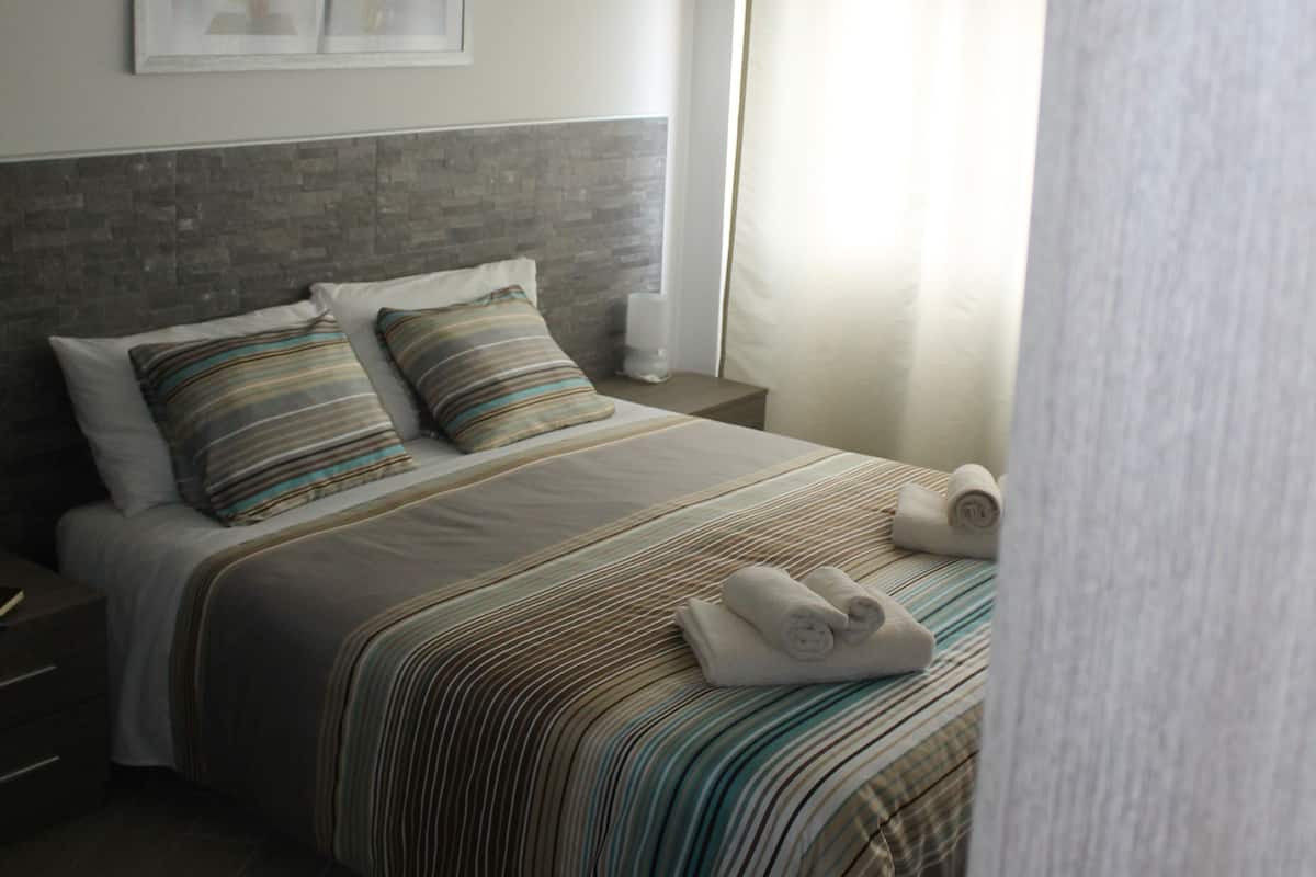 1 bedroom, Egyptian cotton sheets, premium bedding, down duvets