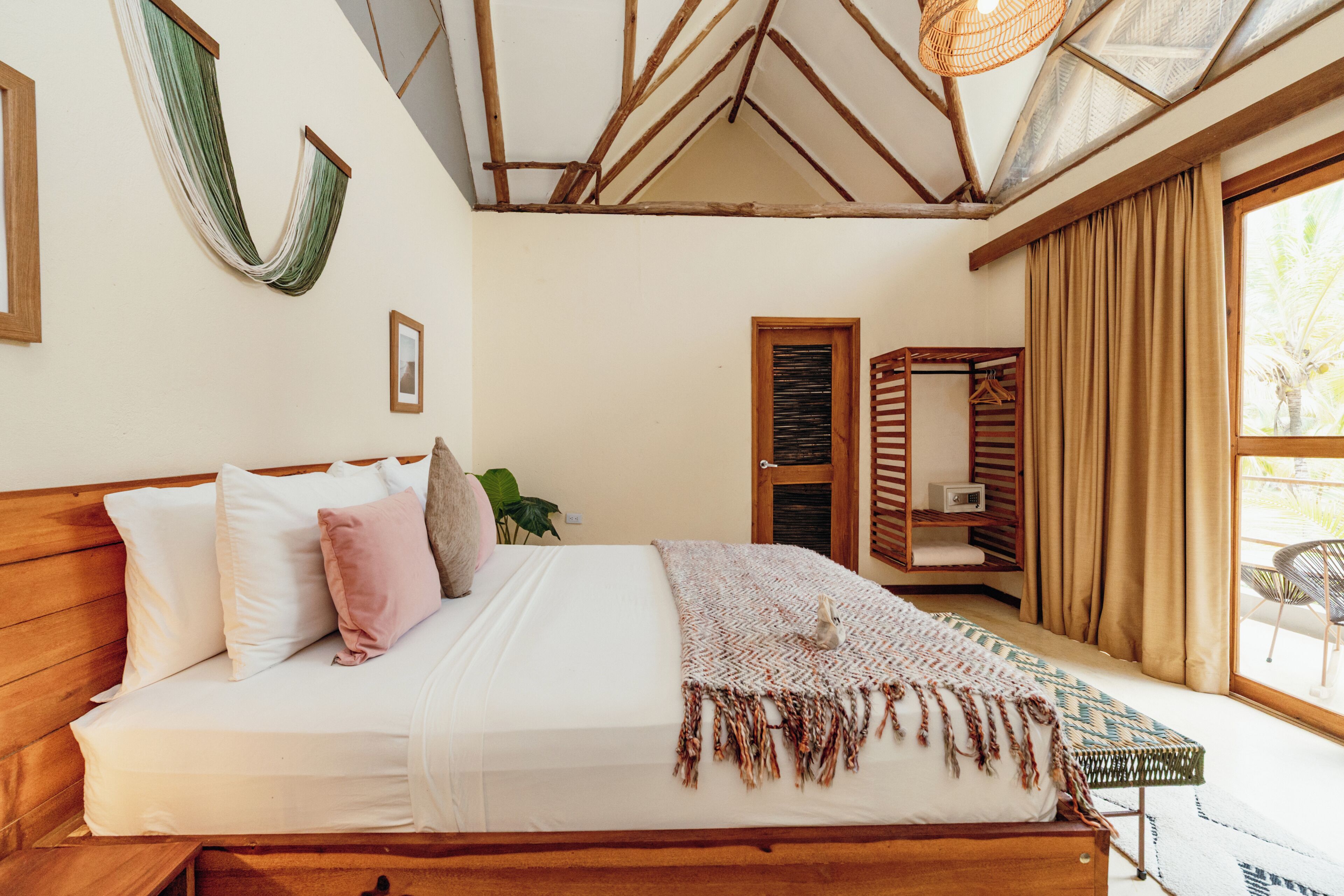 Deluxe Double Room, Balcony | Bed sheets