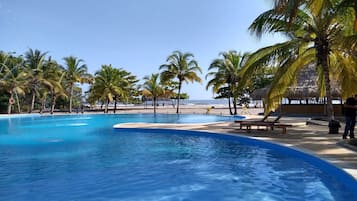 Kolam renang outdoor, dengan kursi berjemur