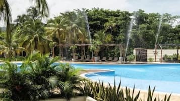 Piscine extérieure, chaises longues