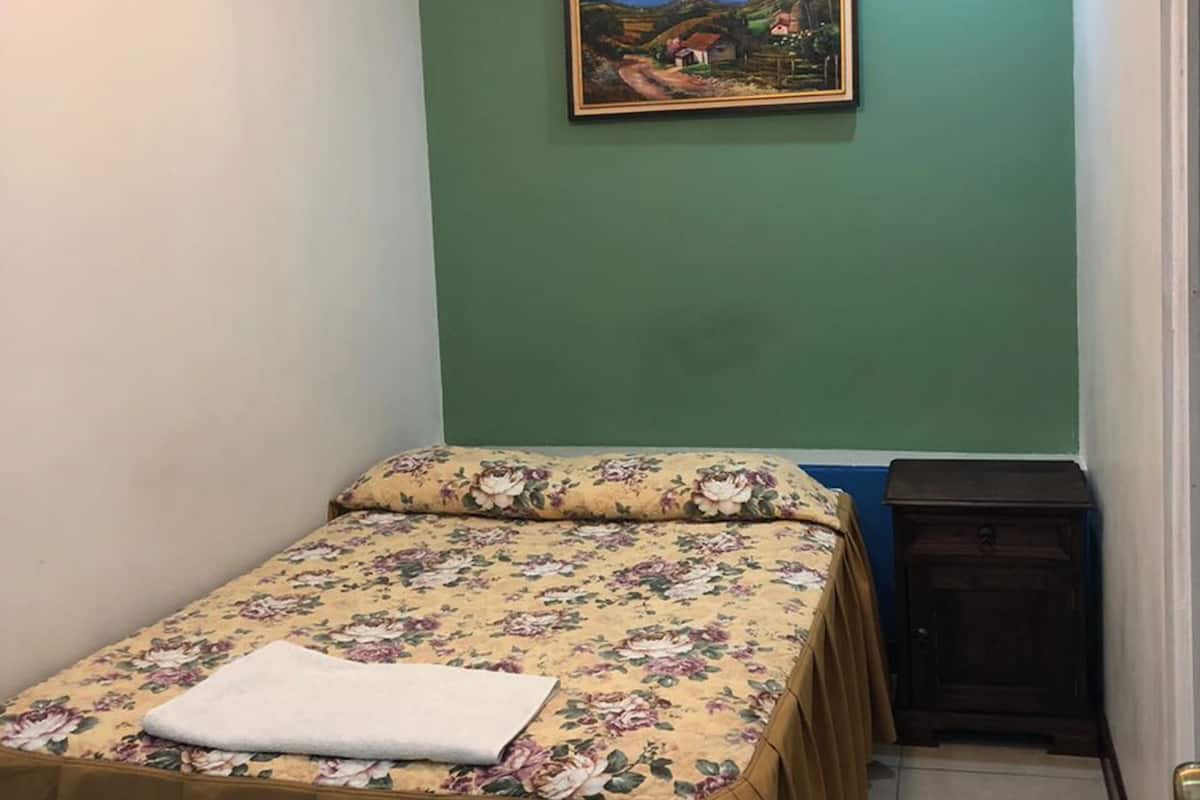 Habitación básica doble de uso individual, 1 cama individual grande, baño privado | Escritorio, wifi gratis, ropa de cama