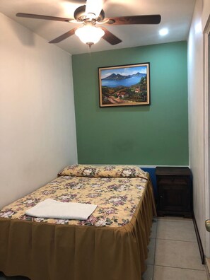 Basic-Doppelzimmer zur Einzelnutzung, 1 großes Einzelbett, eigenes Bad | Schreibtisch, kostenloses WLAN, Bettwäsche