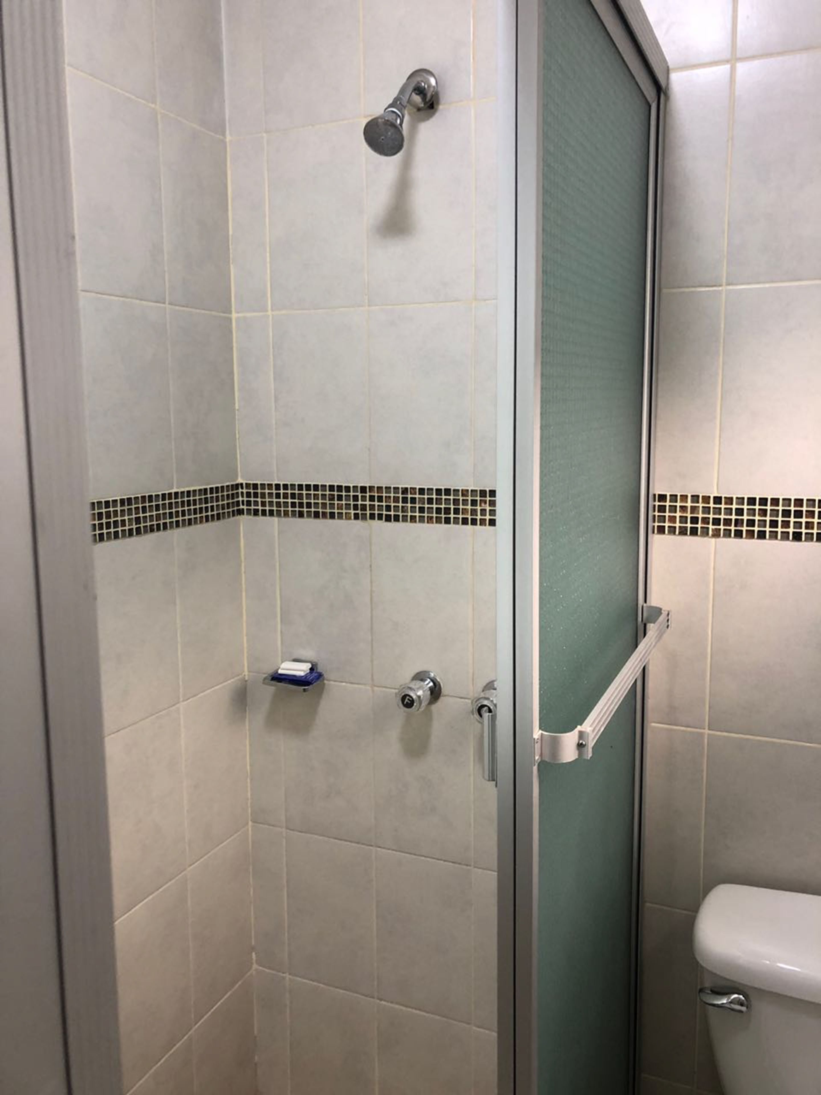 Buồng tắm vòi sen, đồ dùng nhà tắm miễn phí, khăn tắm 