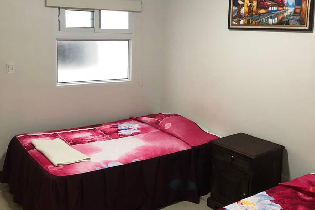 Escritorio, wifi gratis y ropa de cama