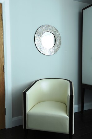 Een 42-inch smart-tv met digitale zenders, televisie en Netflix