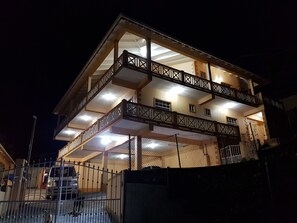 Voorkant accommodatie - avond/nacht