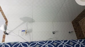 Studiolejlighed - 1 dobbeltseng - delvis havudsigt | Badeværelse | Bruser, gratis toiletartikler, hårtørrer, håndklæder