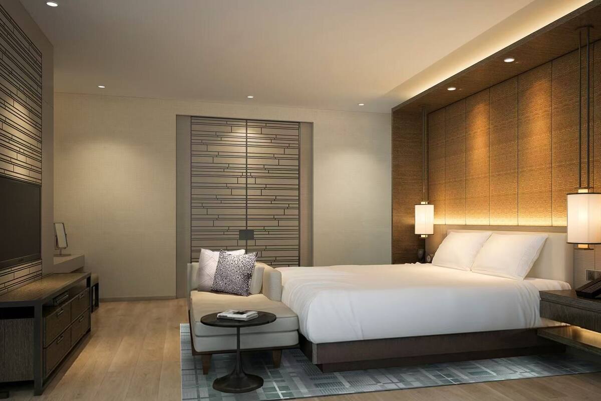 Executive Suite, 1 King Bed | 1 bedroom, down comforters, minibar, in-room safe