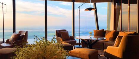 2 restaurantes; se sirven desayunos, almuerzos, cenas y cocina china