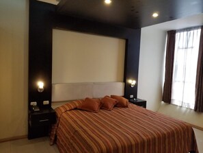 Minibar, escritorio, sistema de insonorización y wifi gratis