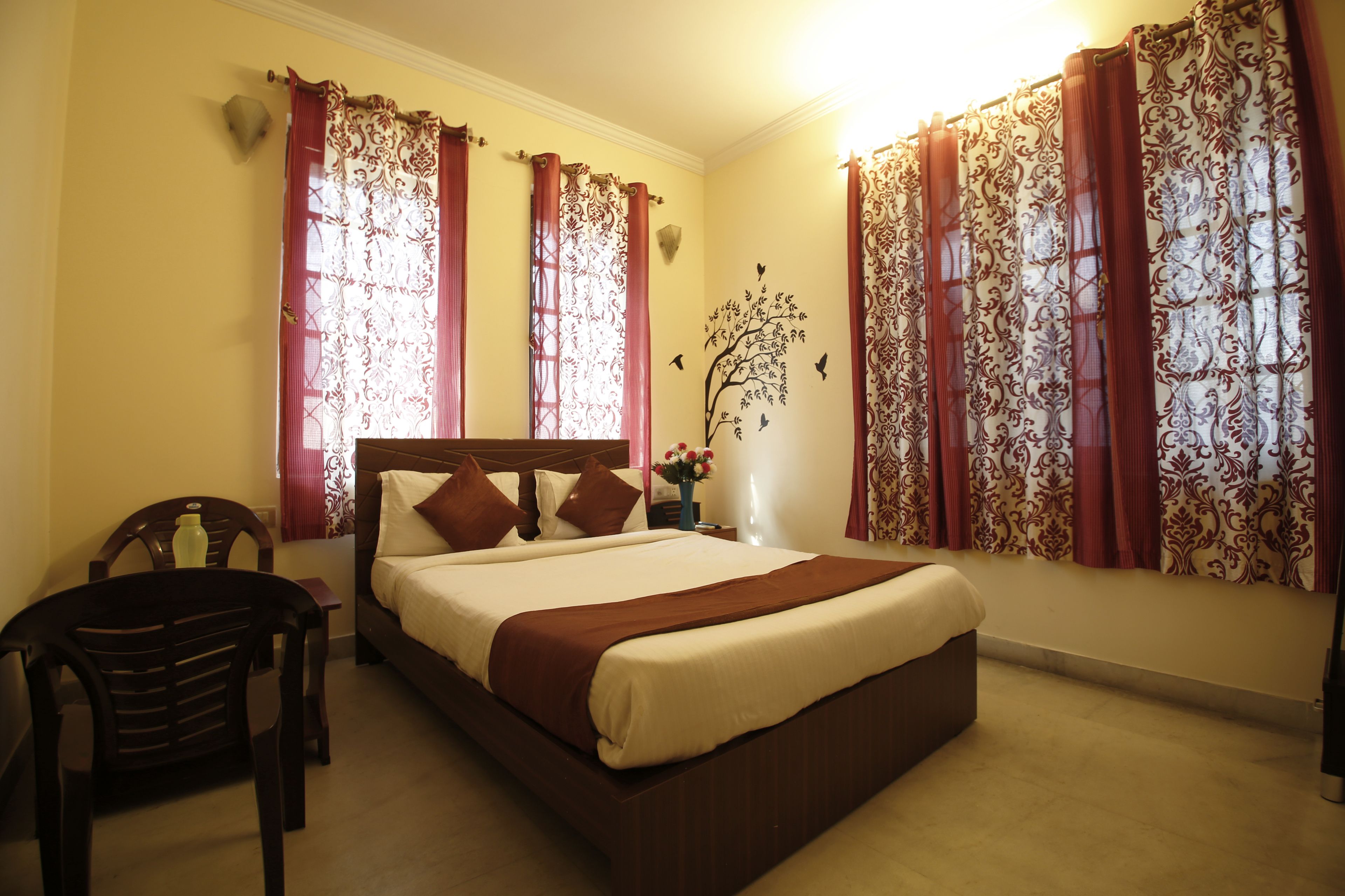 Deluxe-Zimmer, 1 Queen-Bett | 1 Schlafzimmer, Zimmersafe, Zustellbetten, Bettwäsche