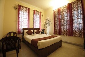 Deluxe-Zimmer, 1 Queen-Bett | 1 Schlafzimmer, Zimmersafe, Zustellbetten, Bettwäsche