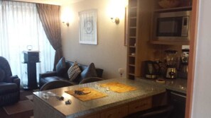 Apartamento, 2 habitaciones | Zona de estar | Televisión de pantalla plana de 22 pulgadas con canales por cable