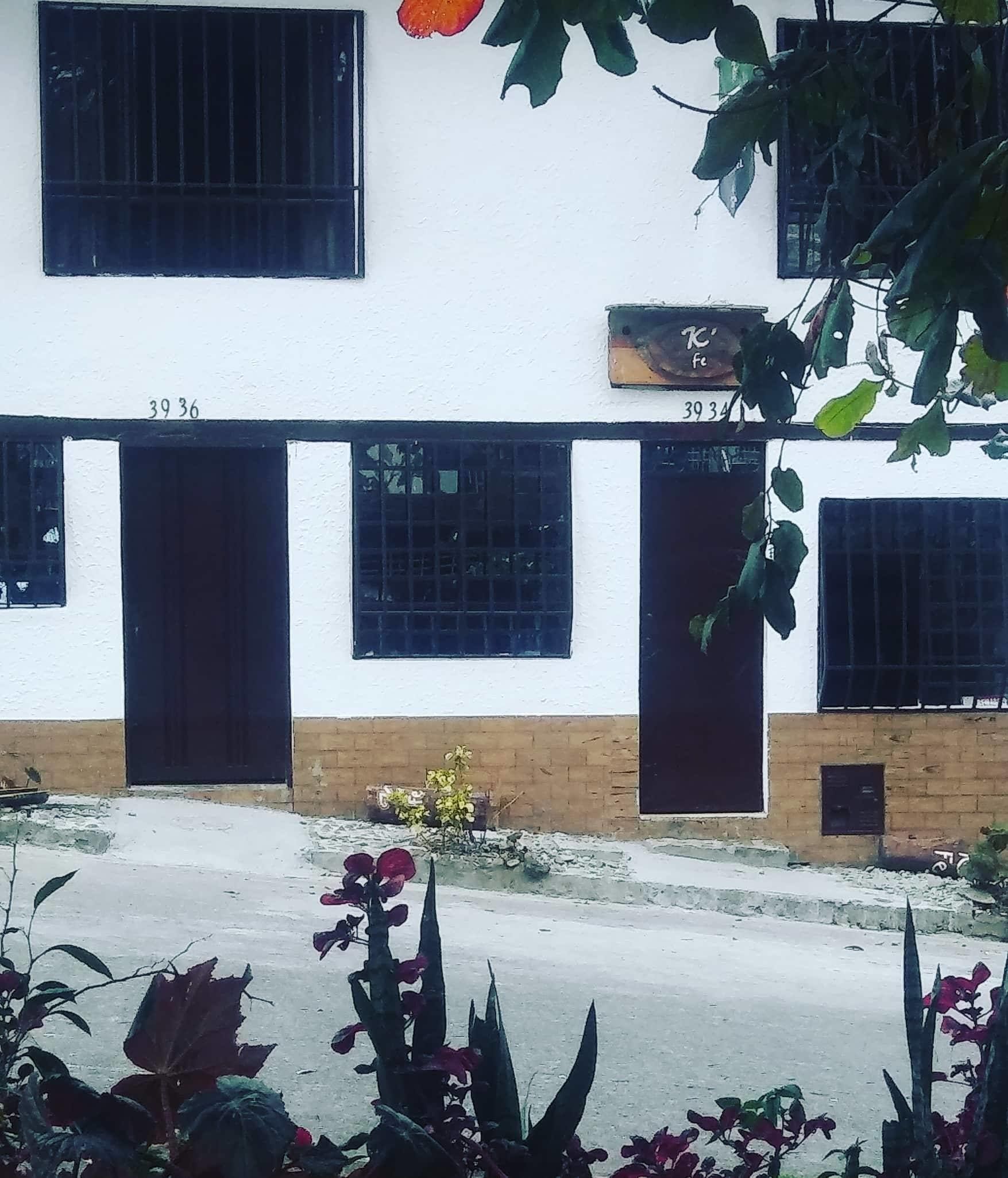 Vista frontal de la propiedad