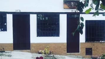 Vista frontal de la propiedad