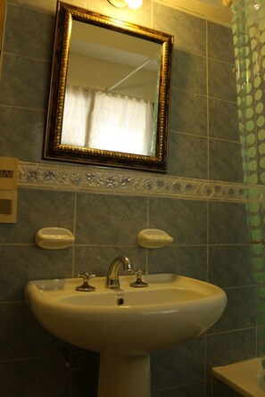 Classic Double or Twin Room | Bathroom